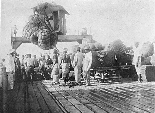 Dockers chargeant des balles de coton, photographie d'archives