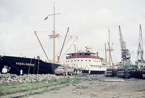 Cargo allemand à quai dans le port de Freetown, 1958